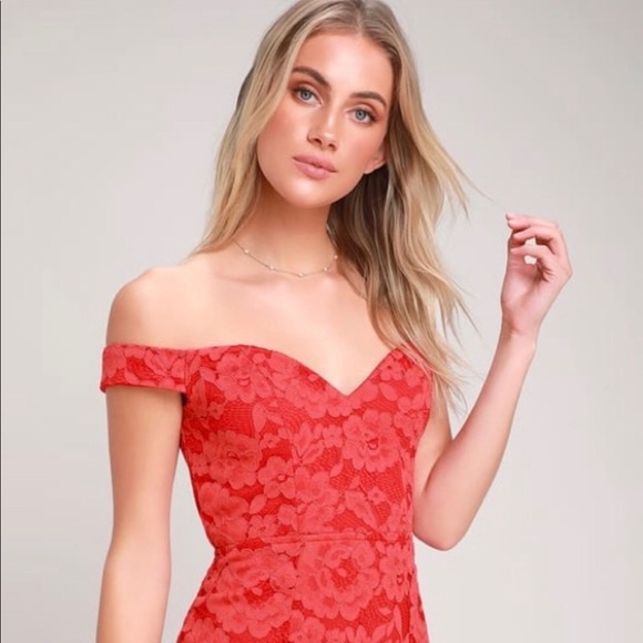 Lulu’s red lace gown - Picture 2 of 7